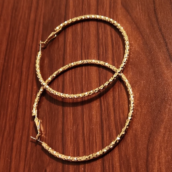 18K Gold Plated Textured Hoop Earrings - Picture 7 of 8